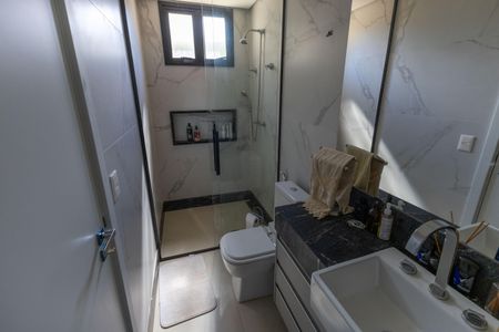 Casa de condomínio à venda com 526m², 4 quartos e 4 vagasBanheiro do Quarto 1