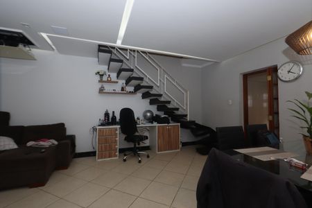 Casa à venda com 275m², 3 quartos e 2 vagasSala