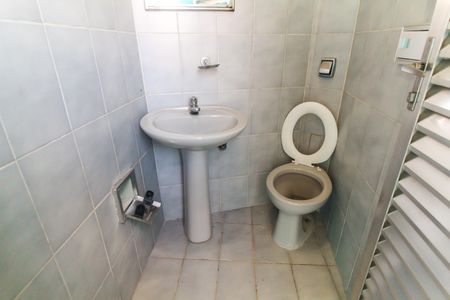 Casa à venda com 218m², 3 quartos e 5 vagas Casa à venda com 218m², 3 quartos e 5 vagasBanheiro de Serviço 2