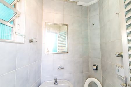 Casa à venda com 218m², 3 quartos e 5 vagas Casa à venda com 218m², 3 quartos e 5 vagasBanheiro de Serviço 2