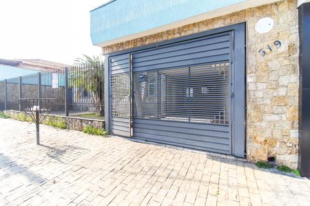 Casa à venda com 218m², 3 quartos e 5 vagas Casa à venda com 218m², 3 quartos e 5 vagasFachada + Placa