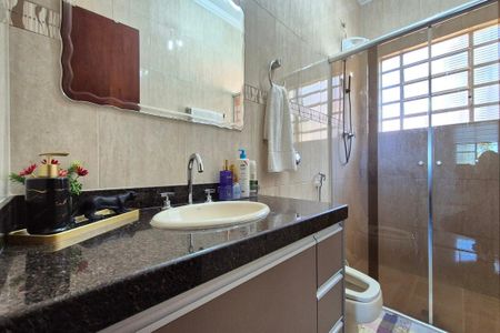 Casa à venda com 242m², 3 quartos e 4 vagasBanheiro da Suíte
