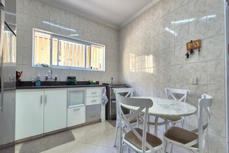 Casa à venda com 242m², 3 quartos e 4 vagasBanheiro