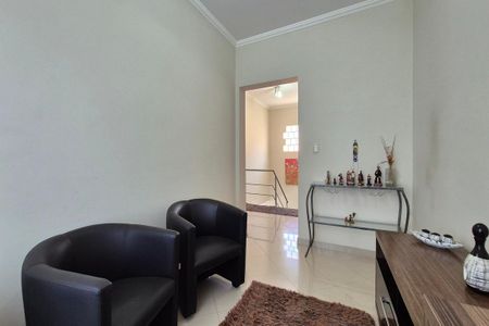 Casa à venda com 242m², 3 quartos e 4 vagasEscritório