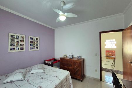 Casa à venda com 242m², 3 quartos e 4 vagasQuarto 2 