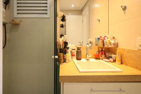 Apartamento à venda com 133m², 2 quartos e 2 vagasBanheiro da Suíte