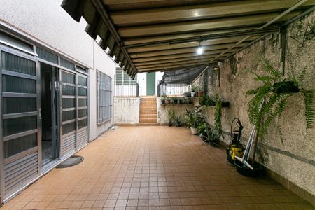 Casa à venda com 284m², 4 quartos e 6 vagas Casa à venda com 284m², 4 quartos e 6 vagasQuintal / Garagem