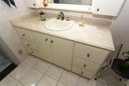 Casa à venda com 284m², 4 quartos e 6 vagas Casa à venda com 284m², 4 quartos e 6 vagasBanheiro 2