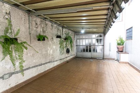 Casa à venda com 284m², 4 quartos e 6 vagas Casa à venda com 284m², 4 quartos e 6 vagasQuintal / Garagem