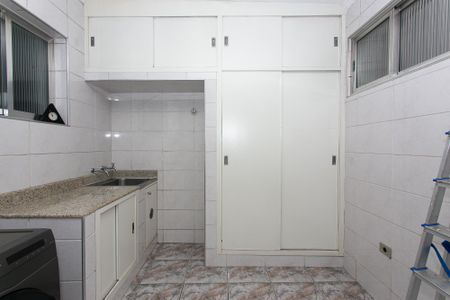 Casa à venda com 284m², 4 quartos e 6 vagas Casa à venda com 284m², 4 quartos e 6 vagasÁrea de Serviço