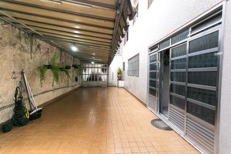 Casa à venda com 284m², 4 quartos e 6 vagas Casa à venda com 284m², 4 quartos e 6 vagasQuintal / Garagem