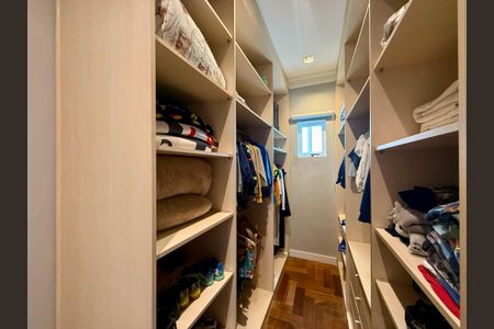 Casa de condomínio à venda com 397m², 4 quartos e 4 vagasCloset Suíte 1
