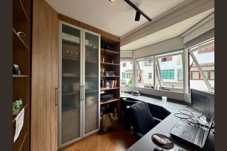 Casa de condomínio à venda com 397m², 4 quartos e 4 vagasEscritório 