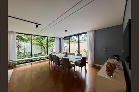 Casa de condomínio à venda com 397m², 4 quartos e 4 vagasSala