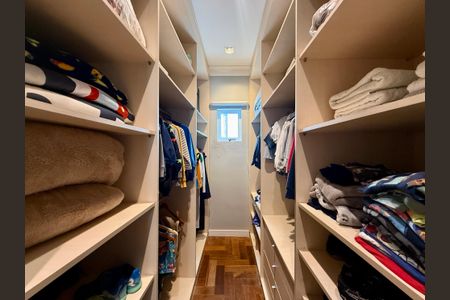 Casa de condomínio à venda com 397m², 4 quartos e 4 vagasCloset Suíte 1