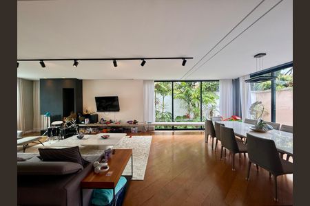 Casa de condomínio à venda com 397m², 4 quartos e 4 vagasSala