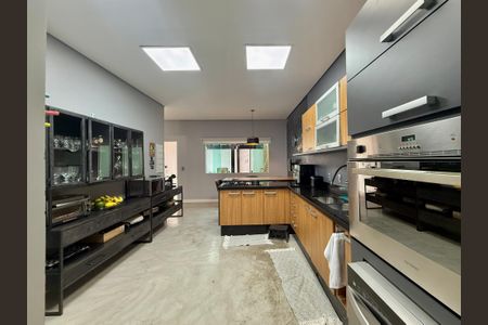 Casa de condomínio à venda com 397m², 4 quartos e 4 vagasCozinha 
