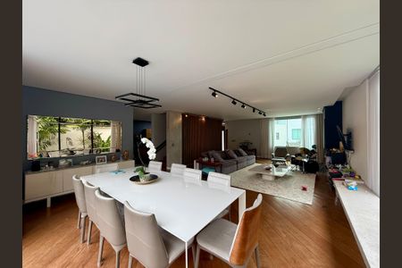 Casa de condomínio à venda com 397m², 4 quartos e 4 vagasSala