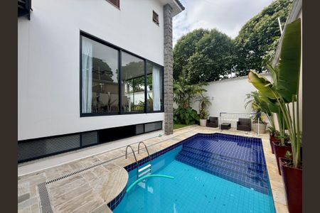 Casa de condomínio à venda com 397m², 4 quartos e 4 vagasPiscina 