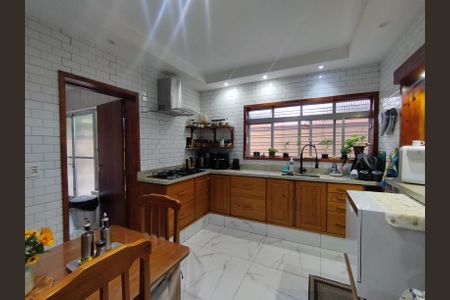 Casa à venda com 315m², 3 quartos e 3 vagasCozinha - Armários