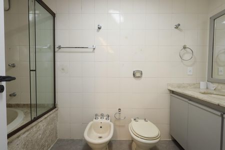 Apartamento à venda com 232m², 5 quartos e 3 vagasBanheiro da Suíte 2