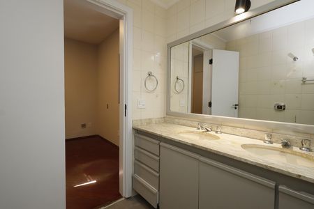 Apartamento à venda com 232m², 5 quartos e 3 vagasBanheiro da Suíte 1