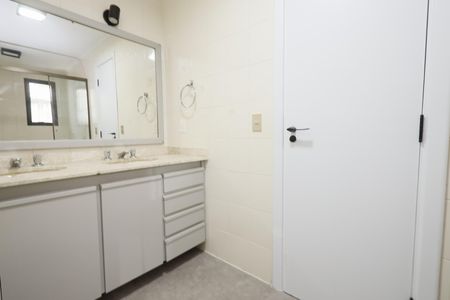Apartamento à venda com 232m², 5 quartos e 3 vagasBanheiro da Suíte 2
