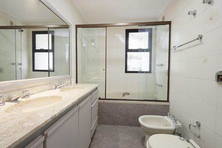 Apartamento à venda com 232m², 5 quartos e 3 vagasBanheiro da Suíte 1