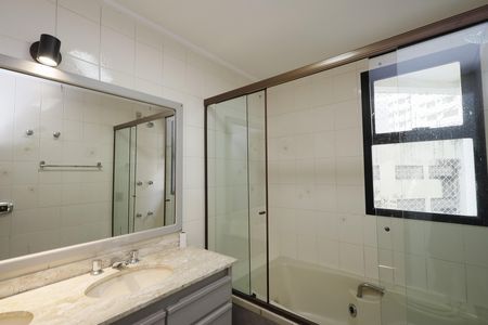 Apartamento à venda com 232m², 5 quartos e 3 vagasBanheiro da Suíte 1
