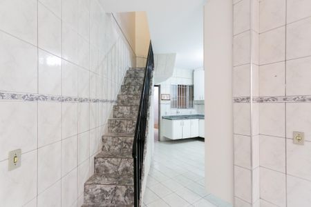 Casa para alugar com 130m², 3 quartos e 2 vagasEscada 