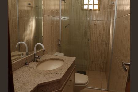 Casa para alugar com 300m², 3 quartos e 4 vagasBanheiro 