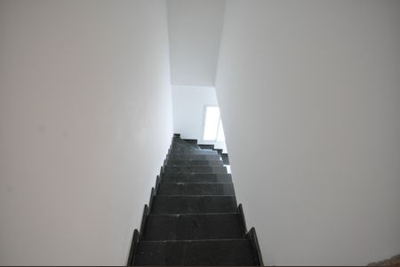 Casa para alugar com 80m², 3 quartos e 1 vagaEscada