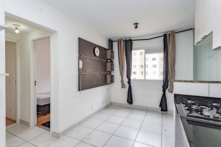 Sala e cozinha de apartamento para alugar com 2 quartos, 33m² em Parque Fongaro, São Paulo