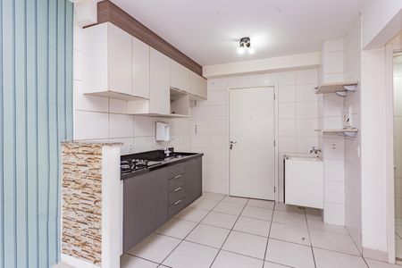 Sala e cozinha de apartamento para alugar com 2 quartos, 33m² em Parque Fongaro, São Paulo
