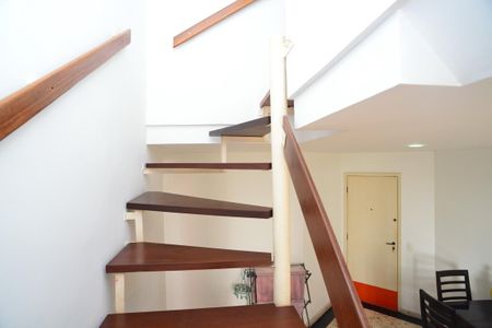 Apartamento à venda com 71m², 2 quartos e 1 vagaEscada de Acesso