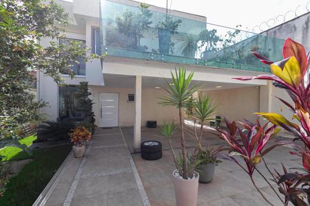 Casa à venda com 270m², 4 quartos e 4 vagasFachada