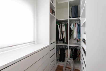 Casa à venda com 270m², 4 quartos e 4 vagasCloset da suíte