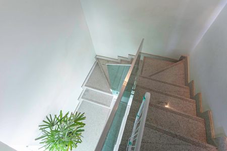 Casa à venda com 270m², 4 quartos e 4 vagasEscada