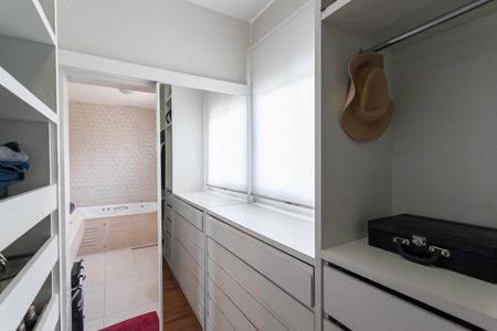Casa à venda com 270m², 4 quartos e 4 vagasCloset da suíte