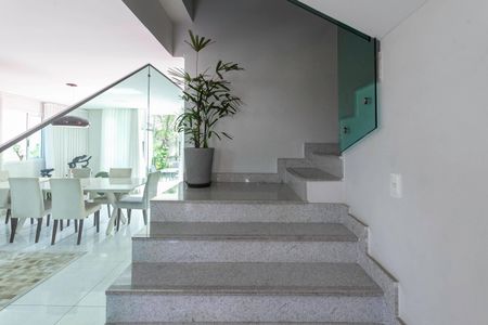 Casa à venda com 270m², 4 quartos e 4 vagasEscada