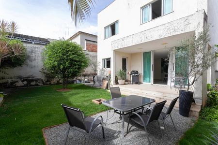 Casa à venda com 270m², 4 quartos e 4 vagasQuintal