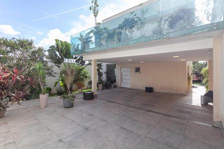 Casa à venda com 270m², 4 quartos e 4 vagasFachada