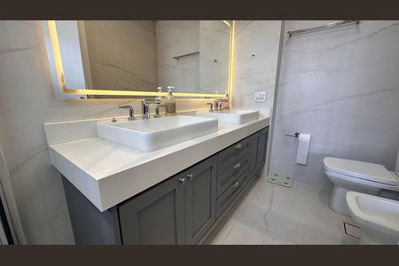 Apartamento à venda com 234m², 4 quartos e 4 vagas Apartamento à venda com 234m², 4 quartos e 4 vagasBanheiro da Suíte 3