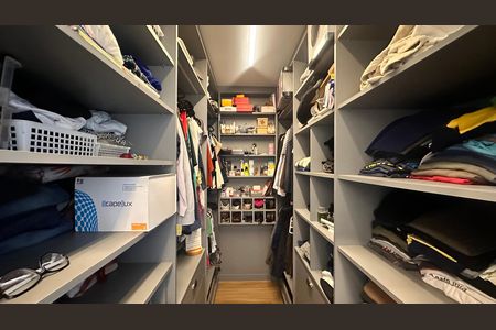Apartamento à venda com 234m², 4 quartos e 4 vagas Apartamento à venda com 234m², 4 quartos e 4 vagasCloset da Suíte 3