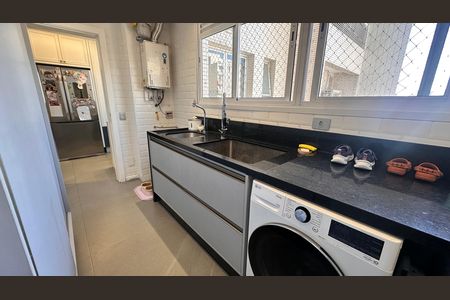 Apartamento à venda com 234m², 4 quartos e 4 vagas Apartamento à venda com 234m², 4 quartos e 4 vagasÁrea de serviço