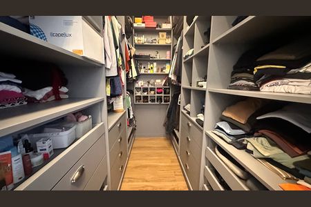 Apartamento à venda com 234m², 4 quartos e 4 vagas Apartamento à venda com 234m², 4 quartos e 4 vagasCloset da Suíte 3