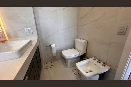 Apartamento à venda com 234m², 4 quartos e 4 vagas Apartamento à venda com 234m², 4 quartos e 4 vagasBanheiro da Suíte 3