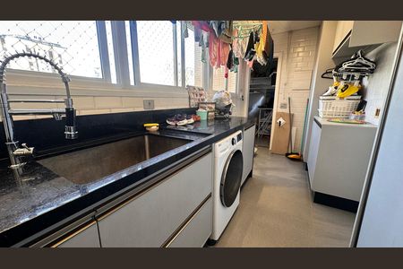 Apartamento à venda com 234m², 4 quartos e 4 vagas Apartamento à venda com 234m², 4 quartos e 4 vagasÁrea de serviço