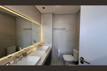 Apartamento à venda com 234m², 4 quartos e 4 vagas Apartamento à venda com 234m², 4 quartos e 4 vagasBanheiro da Suíte 3