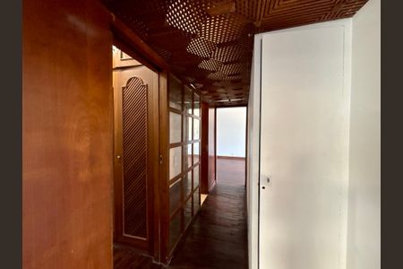 Apartamento para alugar com 126m², 3 quartos e 1 vagaCorredor de acesso aos cômodos